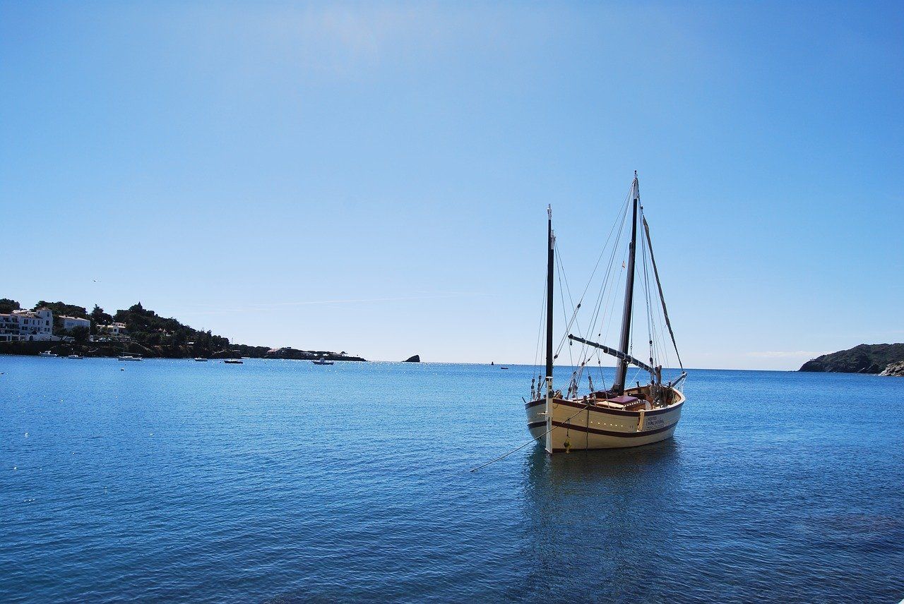 Bahía de Cadaqués y pequeñas playas urbanas