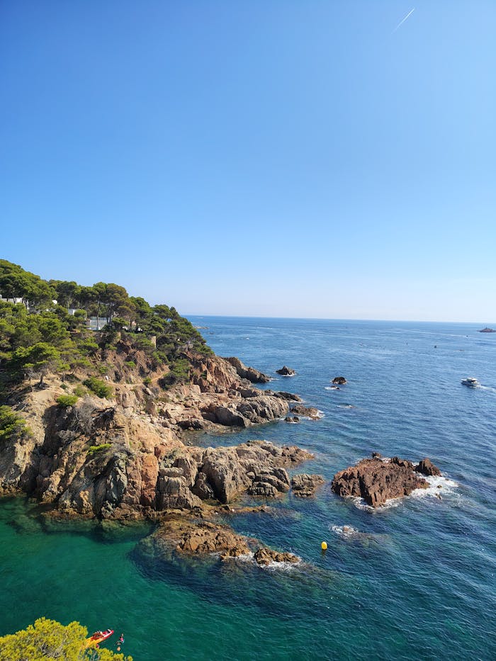 Costa rocosa y playas de Cadaqués en el Cap de Creus