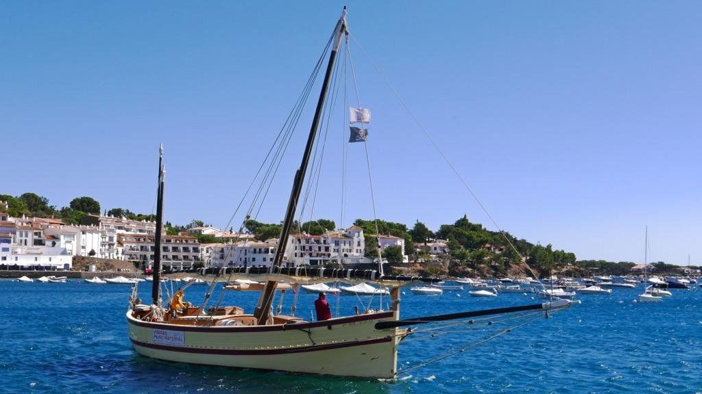 Llaüt tradicional Sant Isidre durante una excursión marítima en Cadaqués